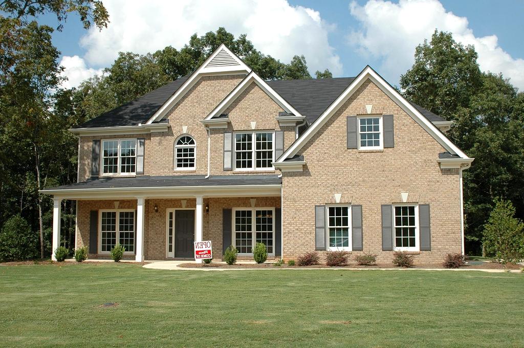 Profesionálna konzultácia nehnuteľností v modernej kancelárii s konzultantom a klientmi