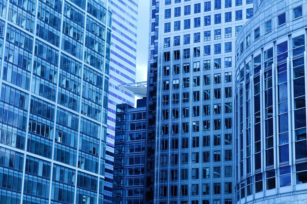 Konzultant radí klientovi pri výbere nehnuteľnosti