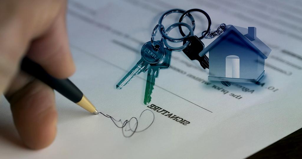 Konzultant so zákazníkom prechádzajúci ponuky nehnuteľností